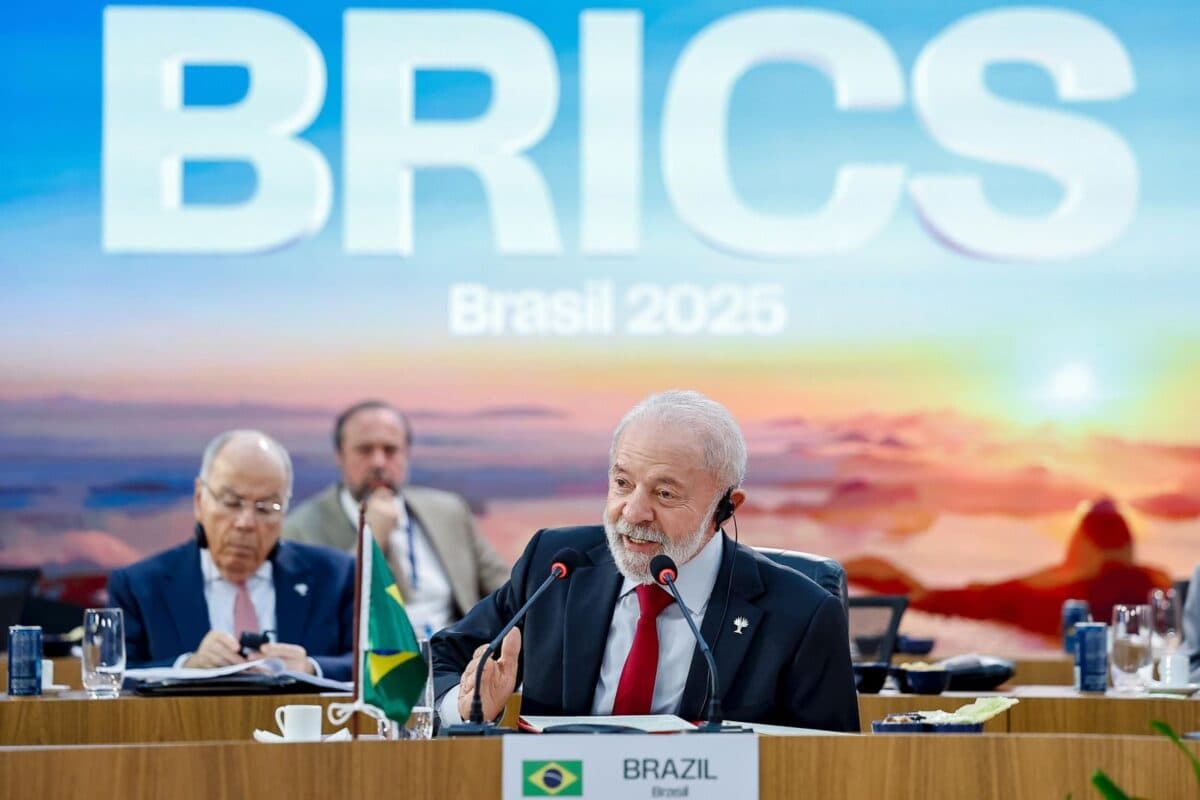 Lula abre Cúpula do Brics com críticas a investimentos em armas e pede paz e segurança