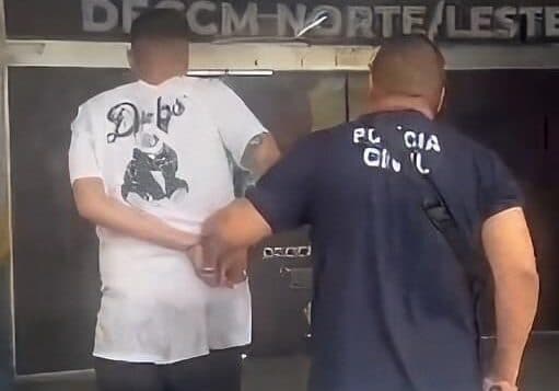 Mulher se joga de carro ao ser agredida pelo marido por crise de ciúmes em Manaus; ele foi preso