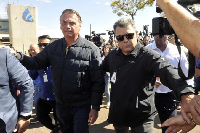 Com tornozeleira eletrônica, Bolsonaro segue em casa neste domingo