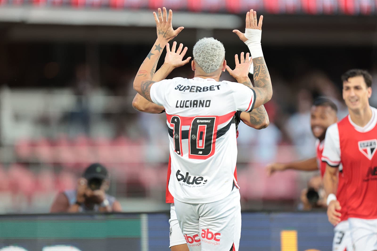 São Paulo e Athletico-PR estreiam nas oitavas de final da Copa do Brasil nesta quinta-feira (31); veja onde assistir