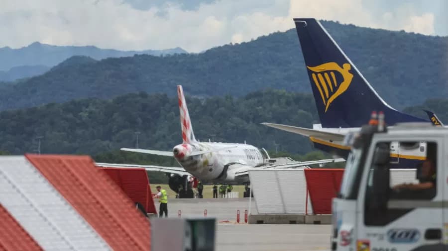 Homem invade aeroporto e morre ao ser sugado por motor de avião, na Itália