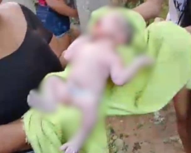 Bebê recém-nascido jogado em barranco sobrevive a queda; vizinha relata estado da mãe da criança