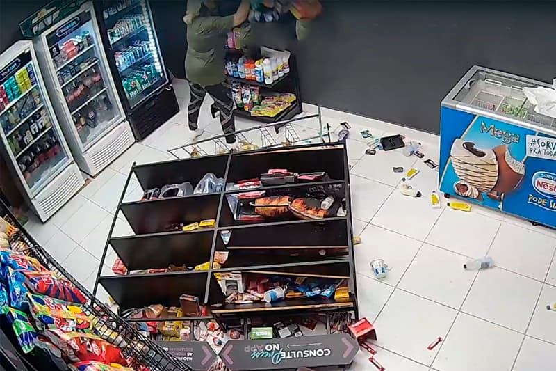 VÍDEO: Moradora quebra loja de conveniência em condomínio de Manaus e ameaça funcionário