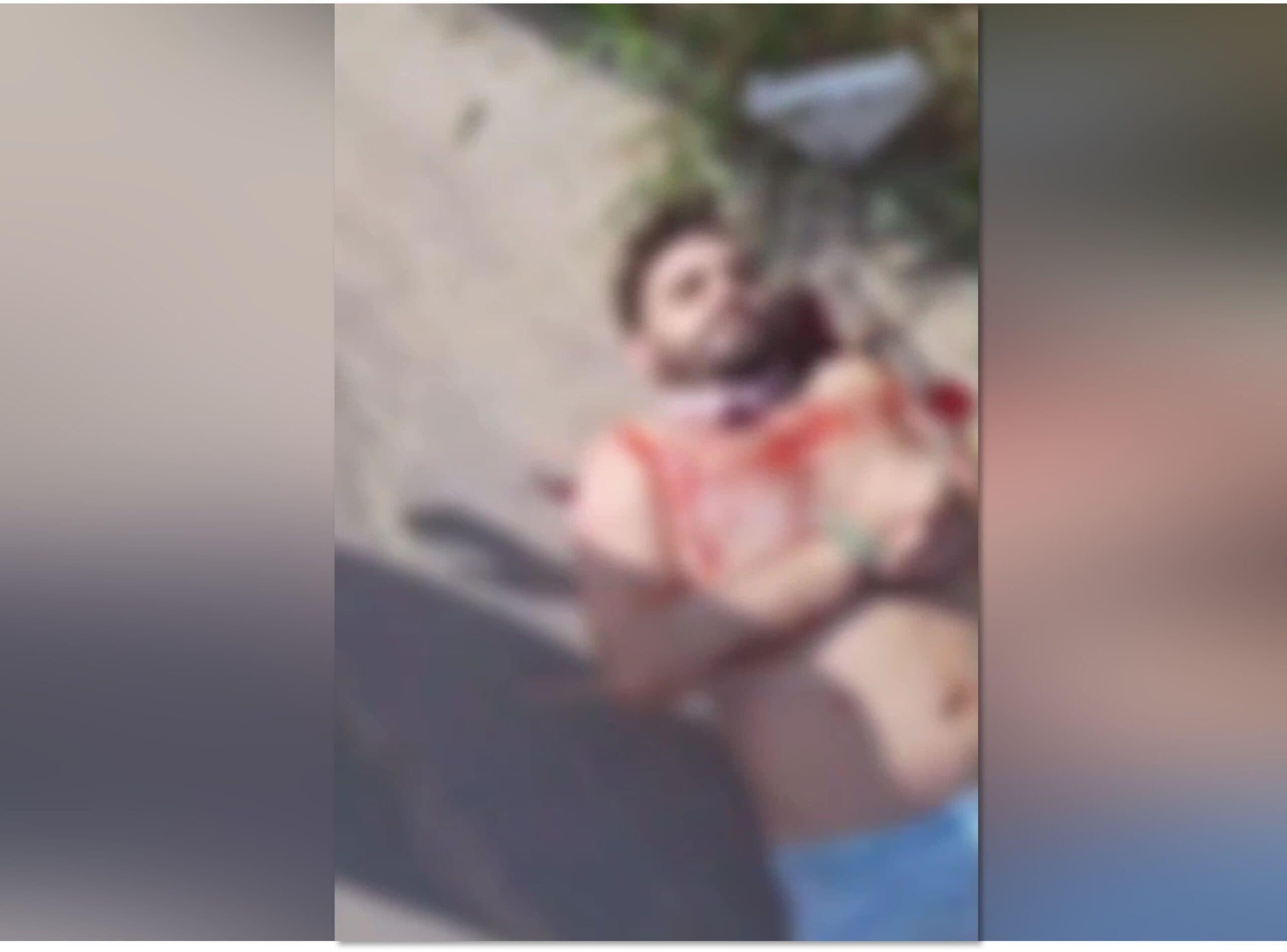 Veja o momento em que moradores encontram homem morto e outro baleado no Novo Aleixo