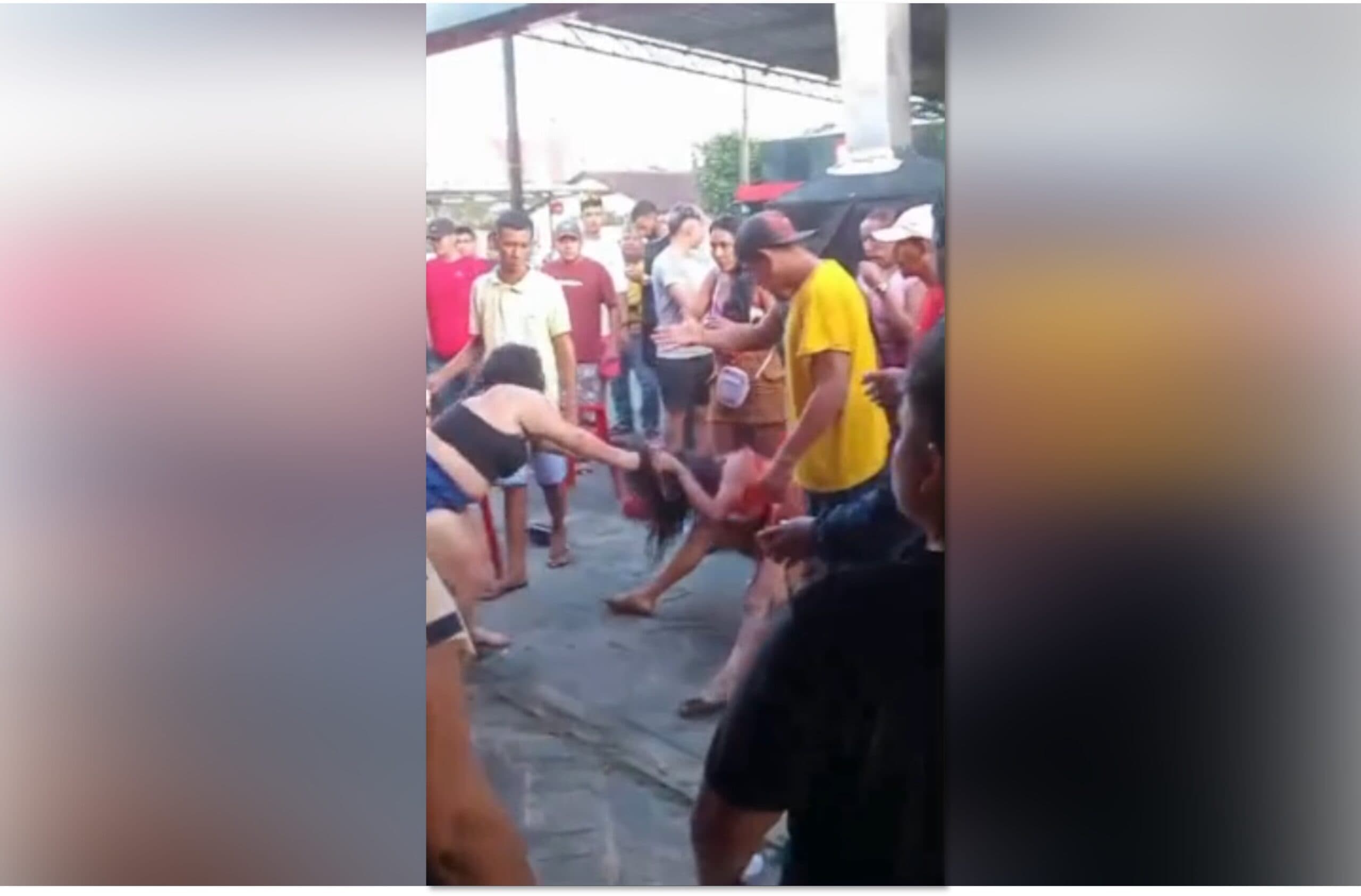 VÍDEO: Travesti é esfaqueada durante confusão em praça pública de Parintins