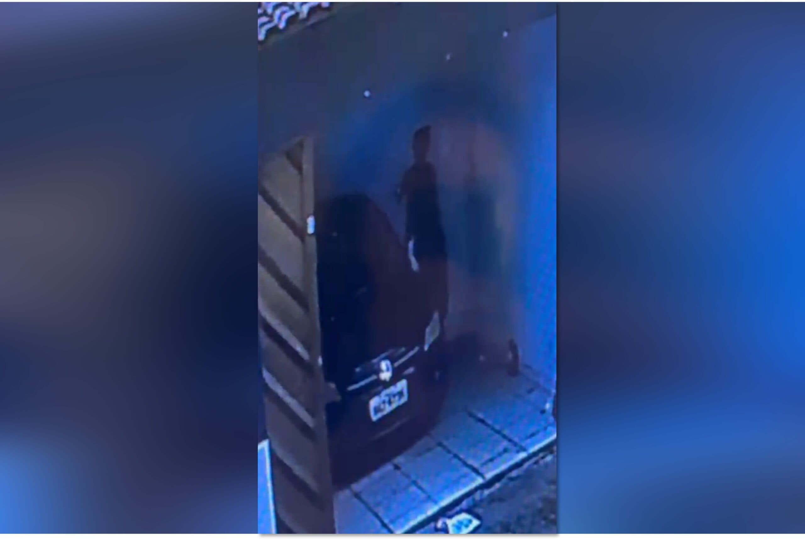 Vídeo flagra furto de carro em garagem residencial em Manaus