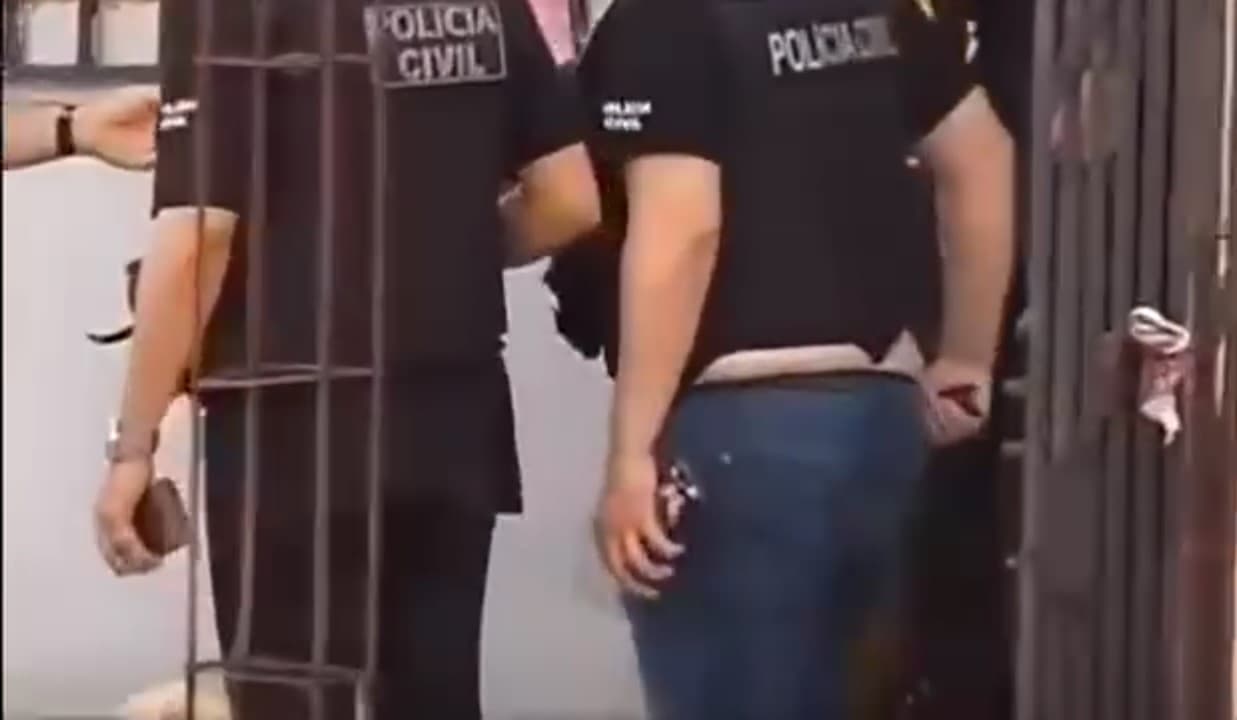 VÍDEO: delegado é flagrado usando calcinha durante operação e chama atenção