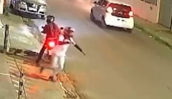 VÍDEO: criminosos chegam para assaltar fila de UBS no bairro da Paz e são flagrados por câmeras