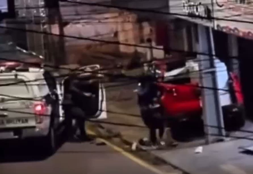 Veja o momento em que polícia impede furto em perfumaria de Manaus