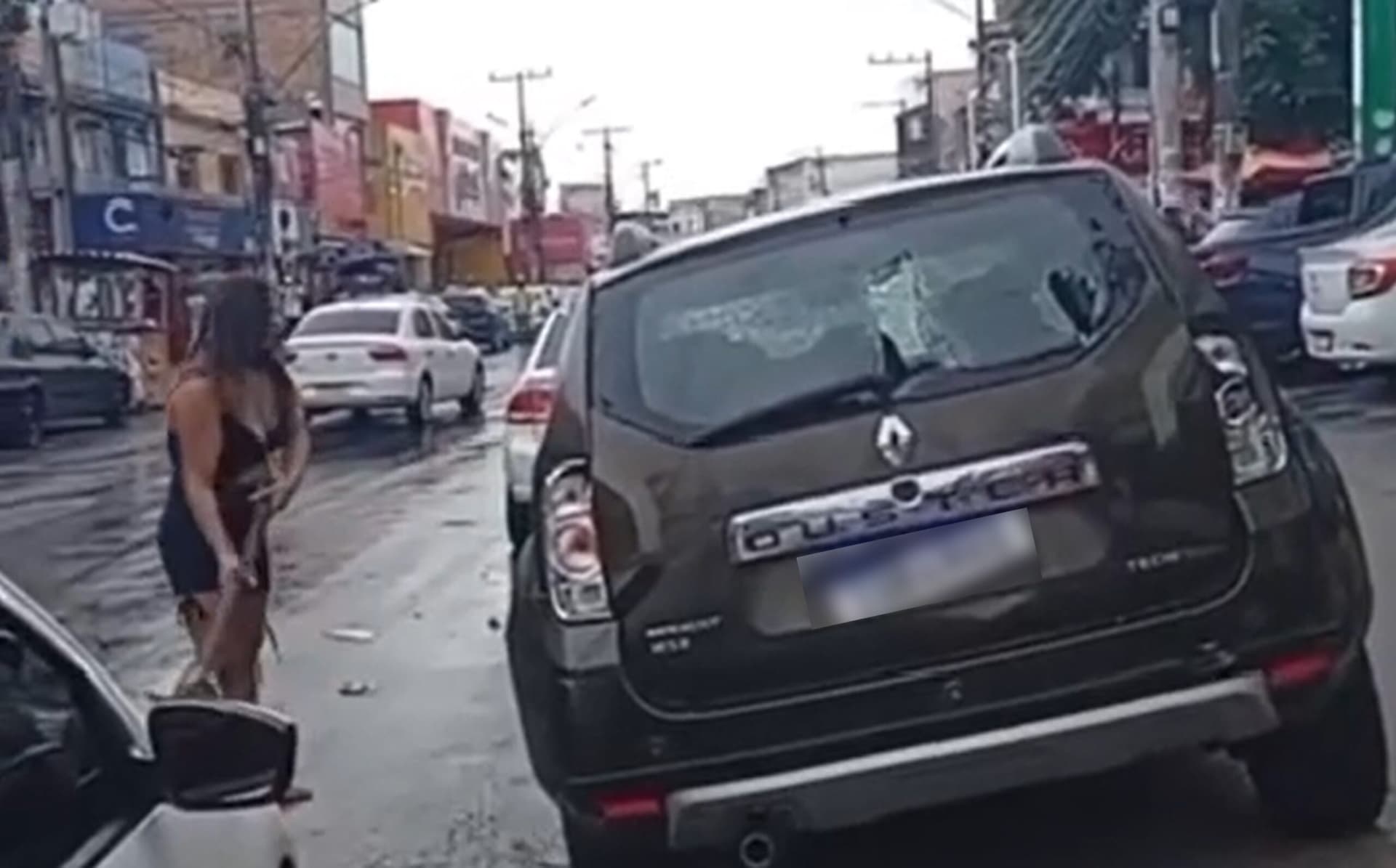 VÍDEO: Mulher destrói carro do marido com picareta após flagrar suposta traição
