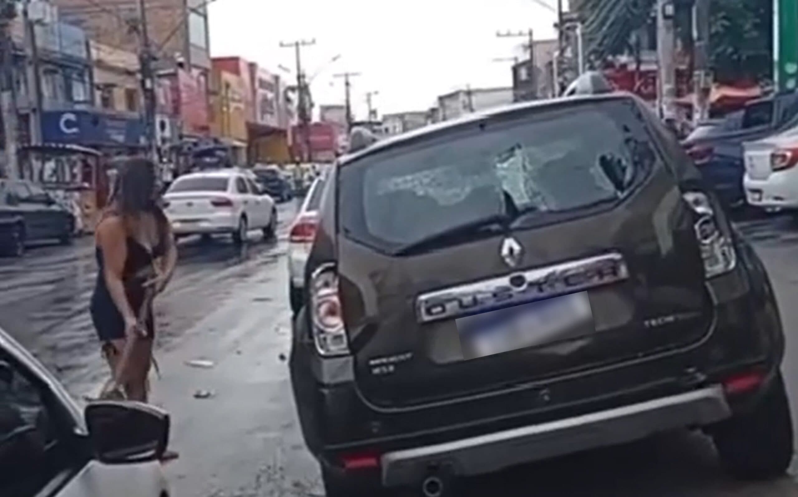 VÍDEO: Mulher destrói carro do marido com picareta após flagrar suposta traição