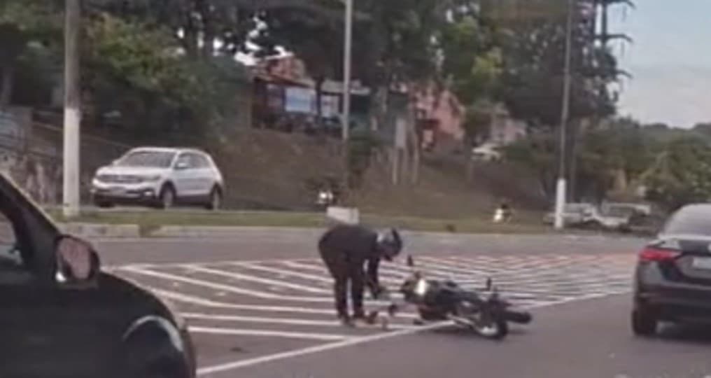VÍDEO: Motociclista colide com carro e derrapa na pista próximo ao Inpa, na zona Leste de Manaus
