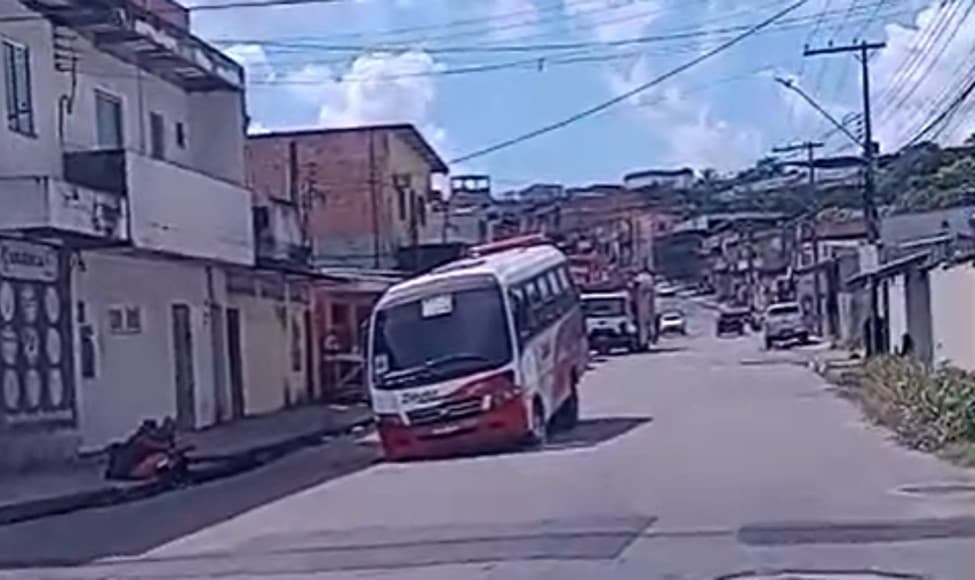 Micro-ônibus cai em buraco e fica preso na Zona Norte de Manaus