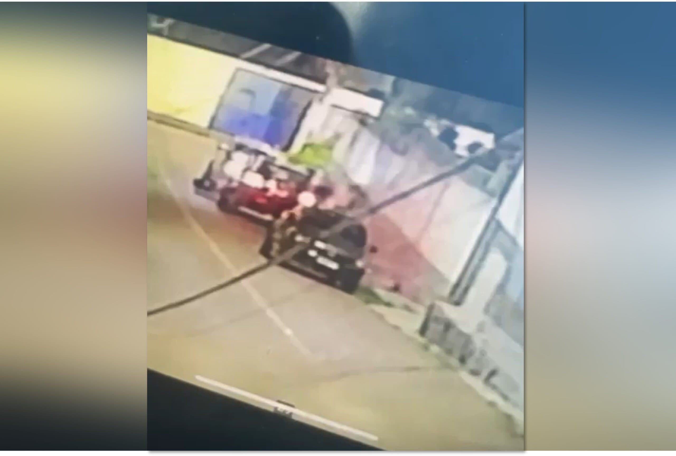 Vídeo mostra momento em que dupla é sequestrada por carro preto em Manaus; um dos homens foi executado