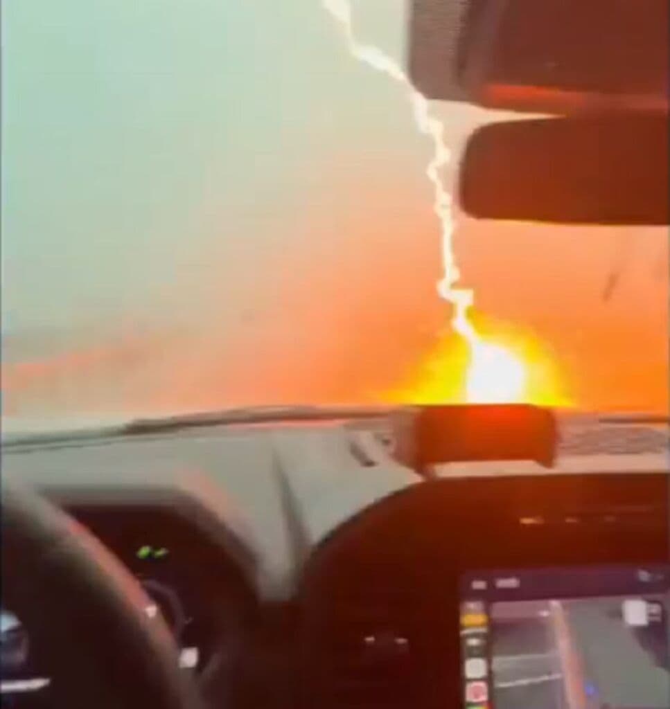 Raio atinge caminhão em movimento durante tempestade no Texas; vídeo impressiona