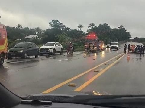 VÍDEO: populares registram acidente na AM-070 com possível vítima presa entre ferragens, em Manacapuru