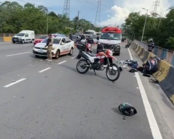 Acidente entre motos deixa mulher ferida na Avenida das Torres