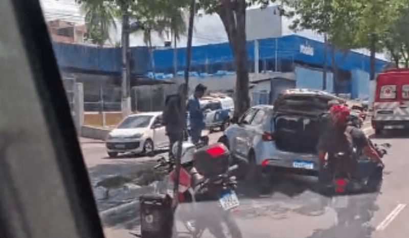 VÍDEO: carro bate em árvore em canteiro na Avenida Rodrigo Otávio, em Manaus