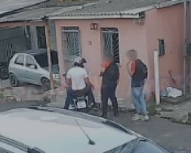 VÍDEO: Criminosos assaltam estudantes em plena luz do dia no bairro Cidade Nova