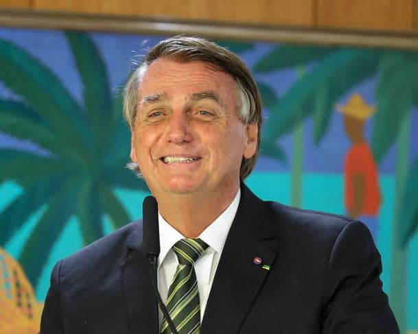 Bolsonaro usa versículo bíblico para provocar Lula após nova tarifa imposta por Trump ao Brasil