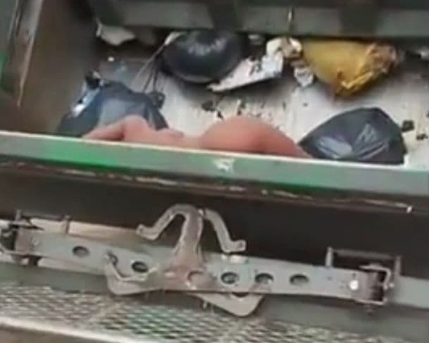 VEJA: coletores de lixo gravam vídeo fazendo brincadeiras obcenas com boneca inflável