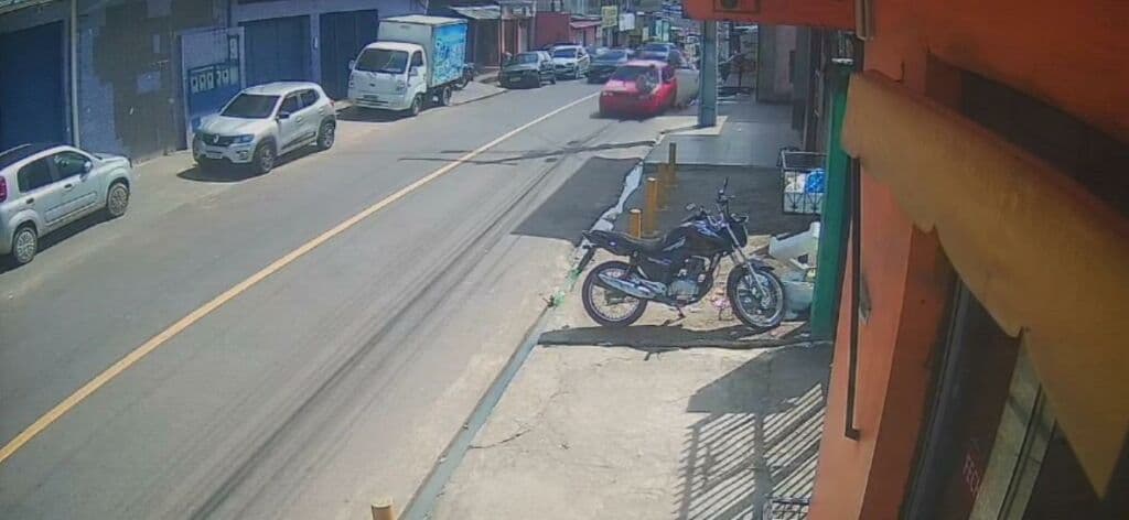 Carro invade contramão e atropela homem e criança em Manaus; vídeo