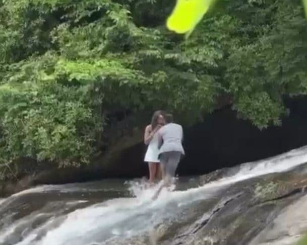 Romance vira tombo: homem escorrega durante pedido de casamento e vídeo viraliza