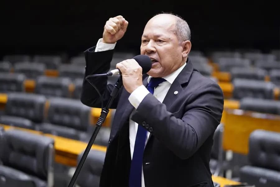 Deputado reage a medidas contra Bolsonaro e apela às Forças Armadas