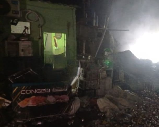 Incêndio atinge fábrica de reciclagem no bairro Jorge Teixeira