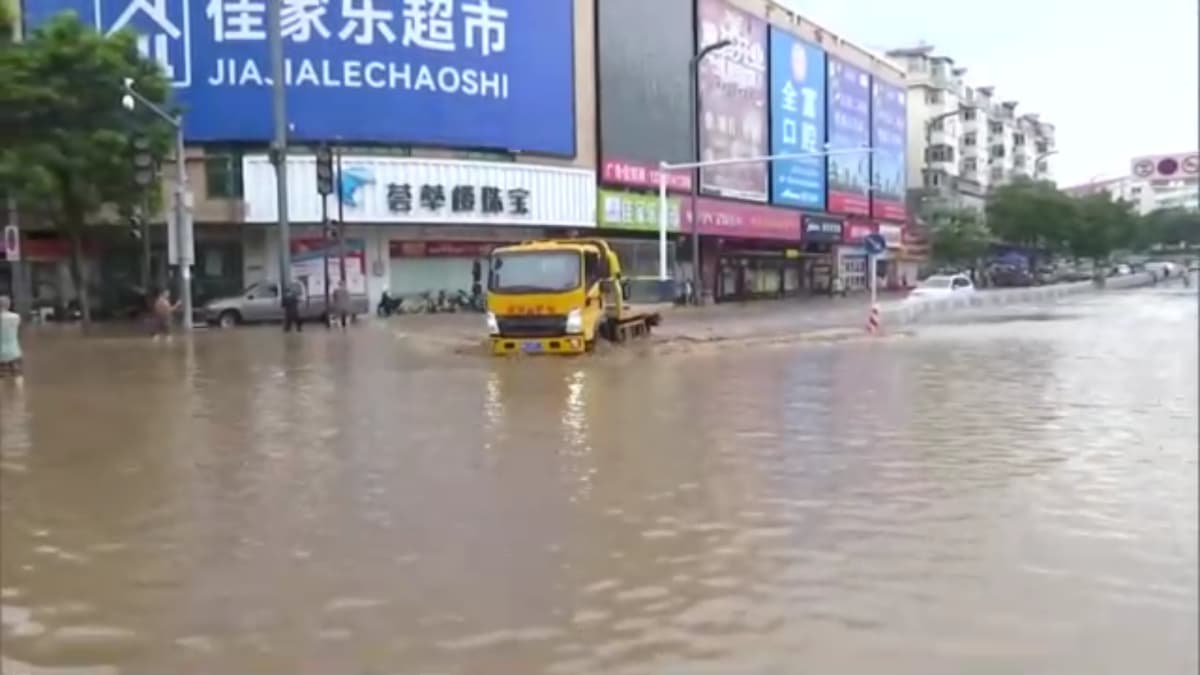 VÍDEO: Fortes chuvas em Pequim, na China, matam 30 pessoas, diz agência