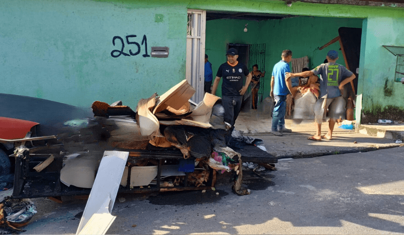 Incêndio destrói parte de residência na zona leste de Manaus