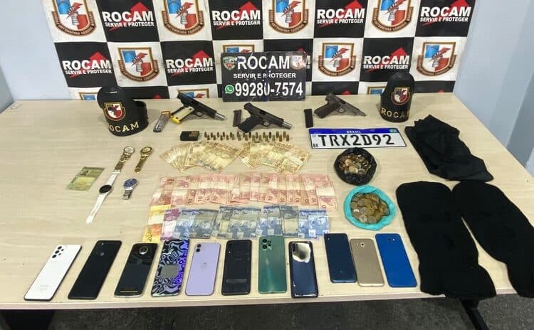 Rocam encontra carro de roubos e apreende armas e dinheiro em Manaus