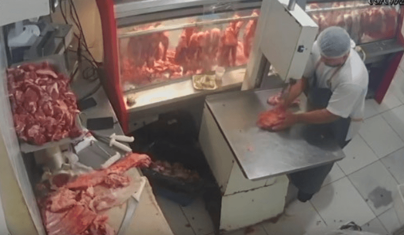 VÍDEO: Açougueiro é preso após ser filmado furtando carnes de supermercado, em Manaus