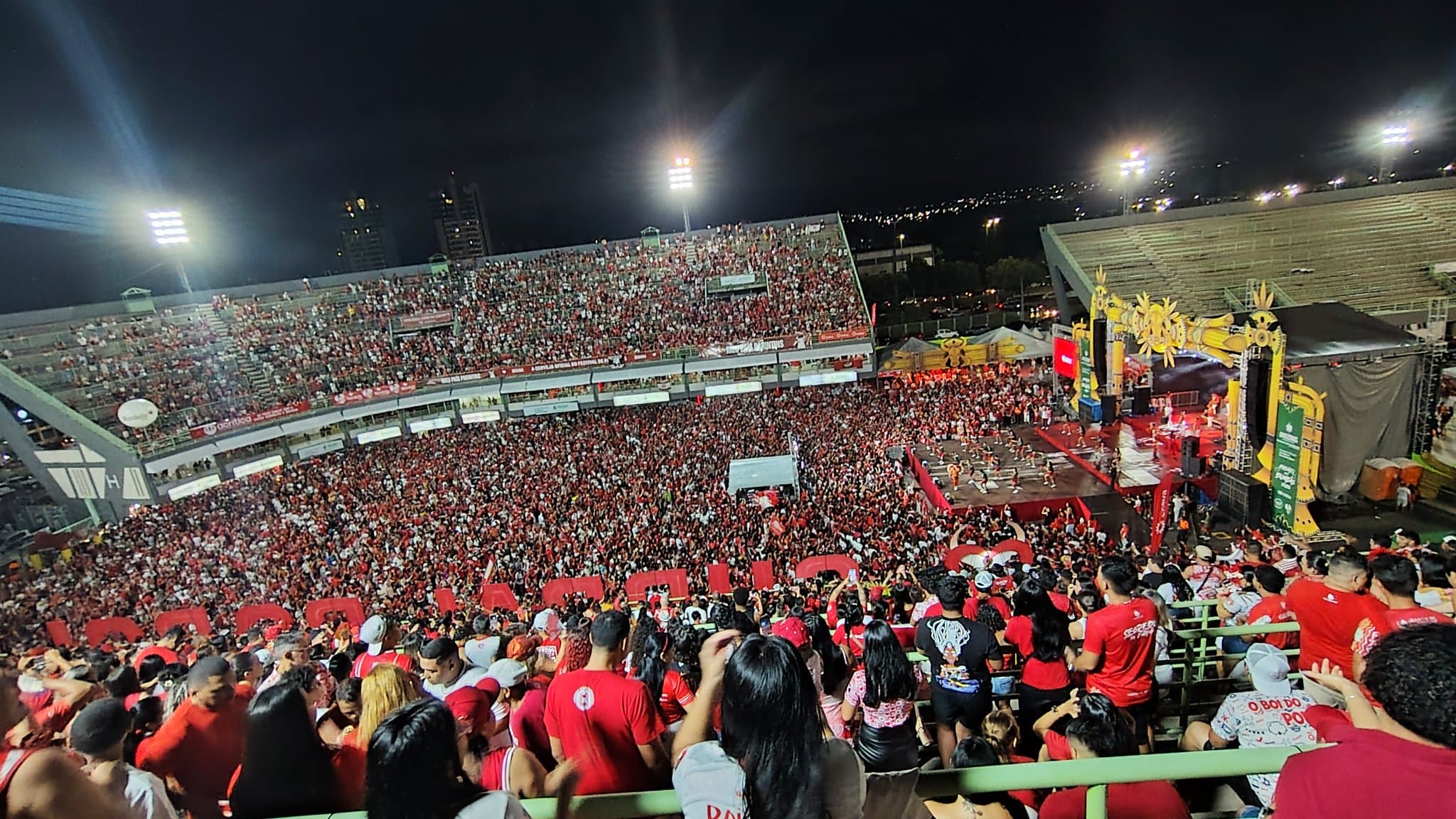 Tapete encarnado: torcedores lotam o Sambódromo de Manaus na festa da vitória do Garantido