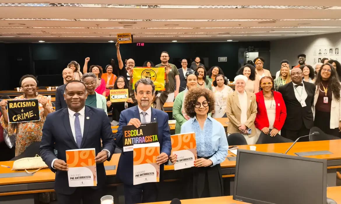 Congresso recebe ‘Caderno PNE Antirracista’ com 400 contribuições para promover equidade na Educação