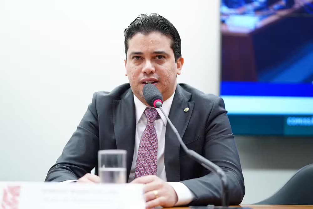 PF faz operação em gabinete de deputado na Câmara e investiga fraudes em licitações no CE