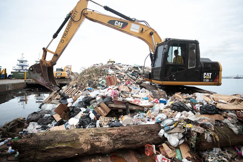 Prefeitura de Manaus retira 400 toneladas de lixo do rio Negro em nova operação
