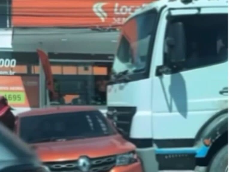 VÍDEO: Acidente com caçamba deixa trânsito lento na avenida Torquato Tapajós, em Manaus