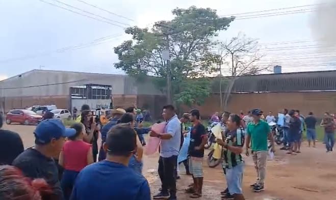 Moradores do Cacau Pirêra fazem protesto por melhorias nas ruas de Iranduba