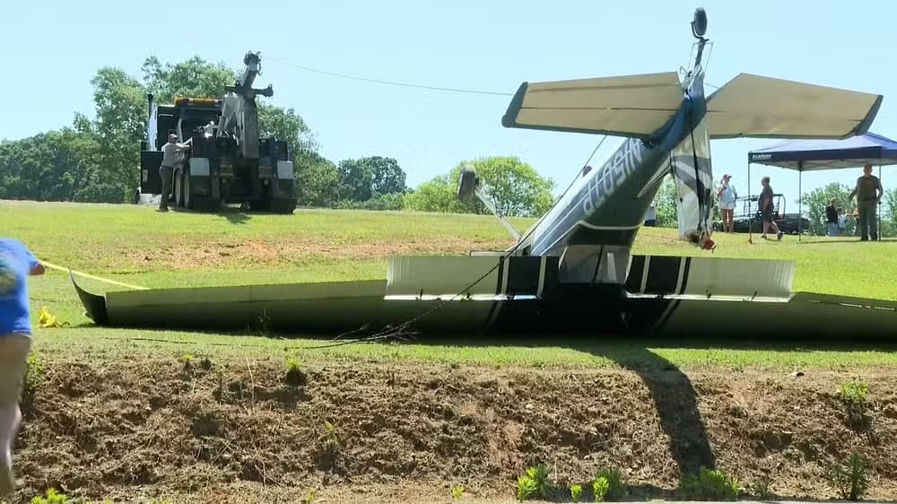 VÍDEO: Veja momento em que avião capota ao tentar pousar em jardim, nos EUA