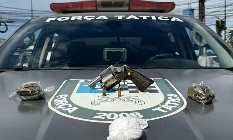 PM encontra arma e drogas após perseguição em área de mata no Novo Aleixo