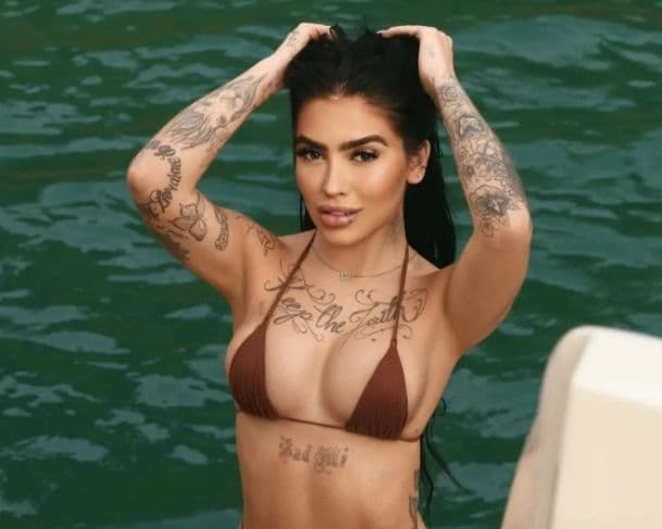 “Burrice das pessoas”: MC Mirella se irrita com haters que atacam seu trabalho com conteúdo adulto