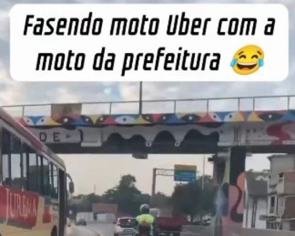 Suposto servidor público usa moto na prefeitura do Rio de Janeiro para fazer viagem por aplicativo