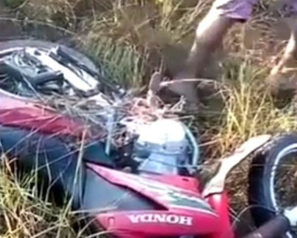 Imagem forte: motociclista colide contra cerca e morre pendurado pelo pescoço em porteira de madeira