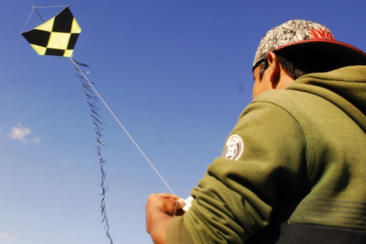 Menino de 12 anos morre ao cair de telhado de escola enquanto tentava pegar pipa