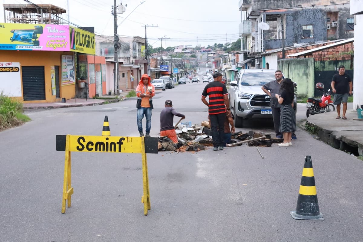Lixo descartado de forma irregular causa rompimento de drenagem e abre cratera em rua de Manaus