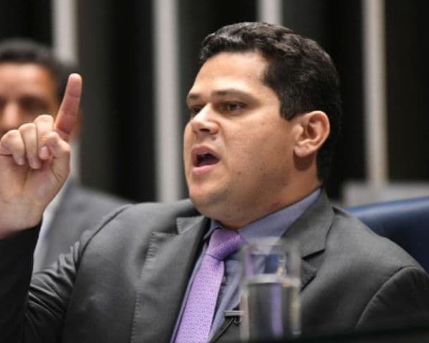 Presidente do Senado se coloca como possível mediador em crise entre Congresso e Governo Federal