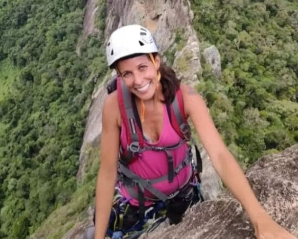 Escaladora morre ao cair de montanha enquanto praticava rapel