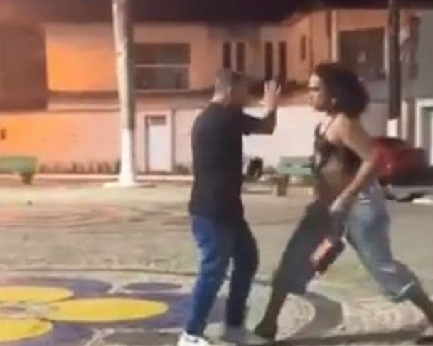 Mulher trans dá soco em homem por causa de copo de bebida e vídeo viraliza