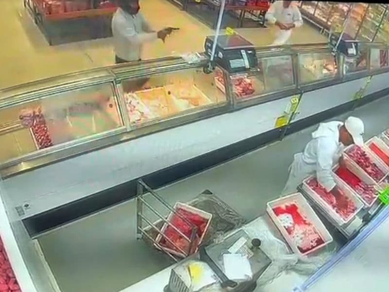 VÍDEO: Funcionário armado invade açougue e tenta matar colega dentro de supermercado